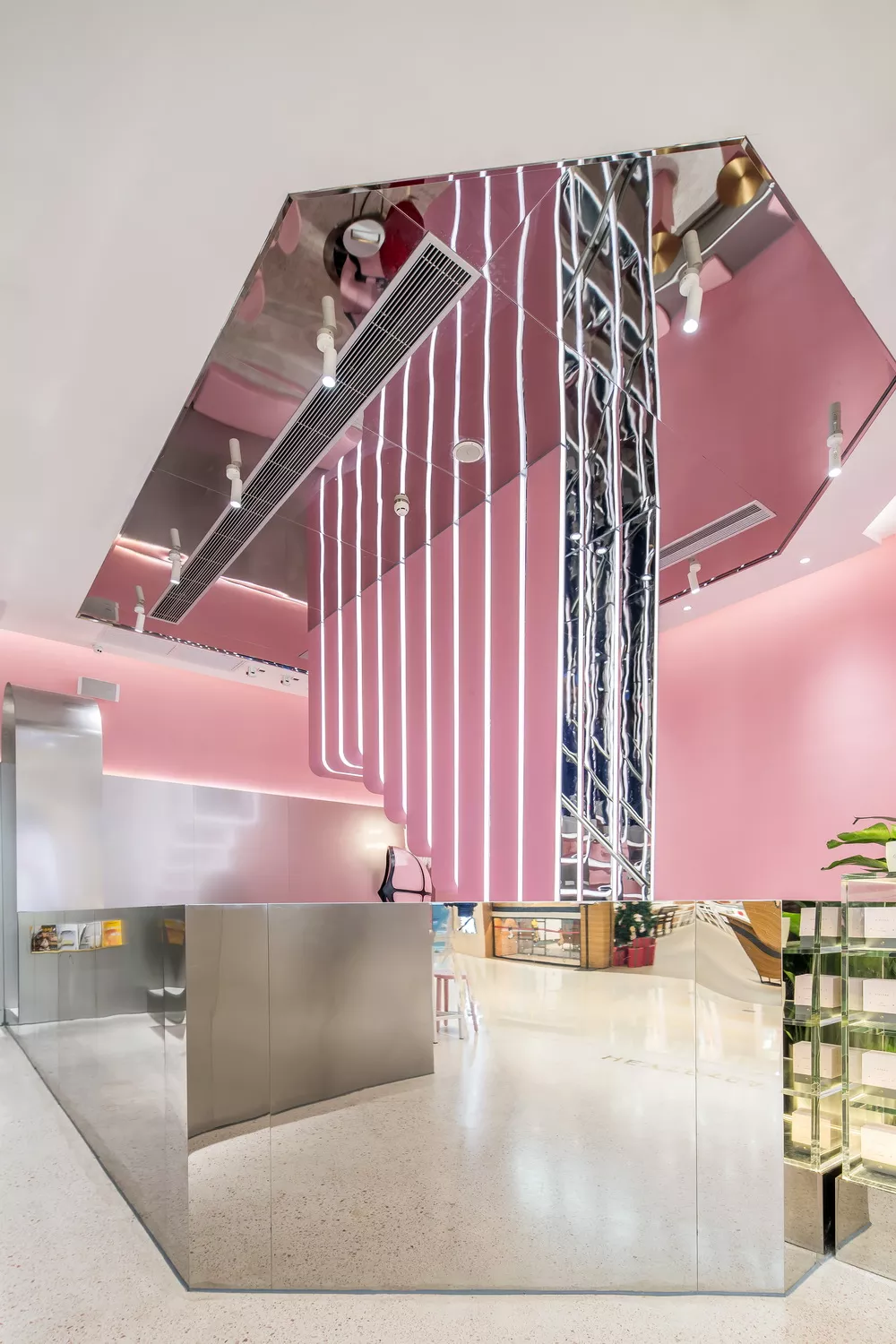 灯光如何表达色彩与几何形体的碰撞？